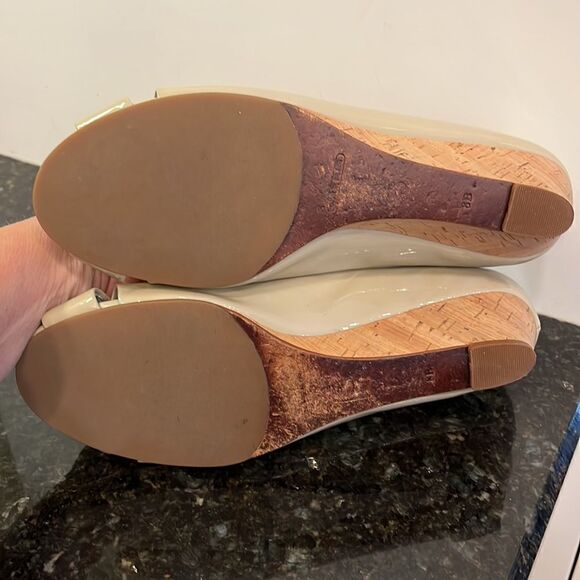 Cole Haan Women’s Tan Patent  Melina Criss Cross Open Toe Cork Wedge . Size 8B - Picture 6 of 8